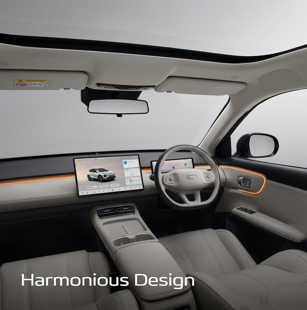 Interior berdesain modern dan minimalis dengan minim tombol fisik, menonjolkan layar hiburan berukuran besar, panel instrumen digital, atap kaca panoramik, dan konsol tengah mengambang yang bernuansa futuristik.