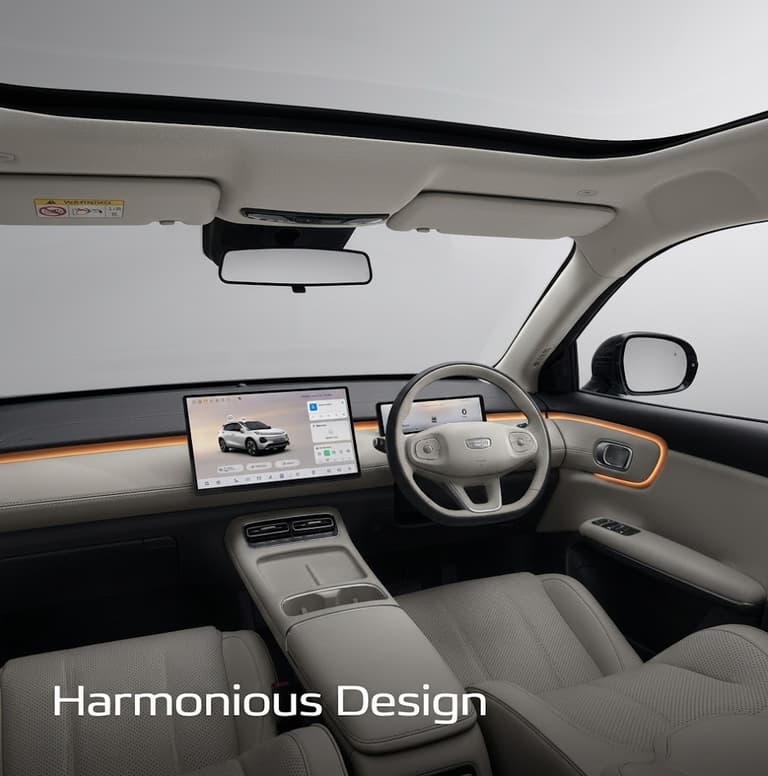 Interior berdesain modern dan minimalis dengan minim tombol fisik, menonjolkan layar hiburan berukuran besar, panel instrumen digital, atap kaca panoramik, dan konsol tengah mengambang yang bernuansa futuristik.