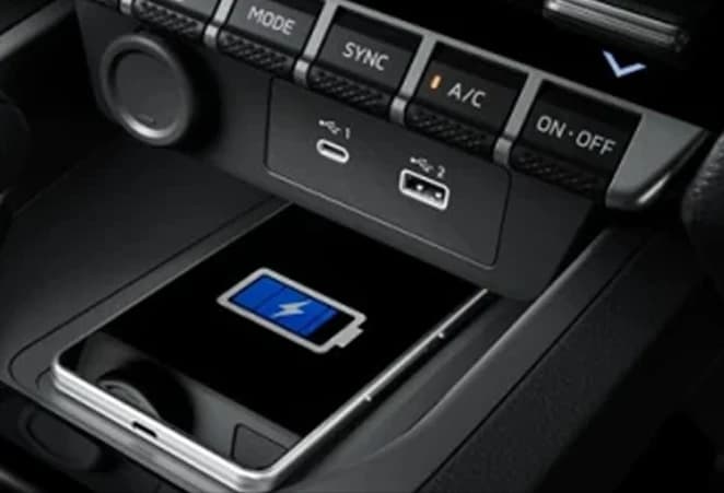Baris pertama dan kedua dilengkapi dengan USB port, memberikan fleksibilitas untuk mengisi daya smartphone selama perjalanan.